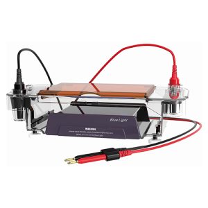 horizontálna elektroforézna komora s modrým osvetlením